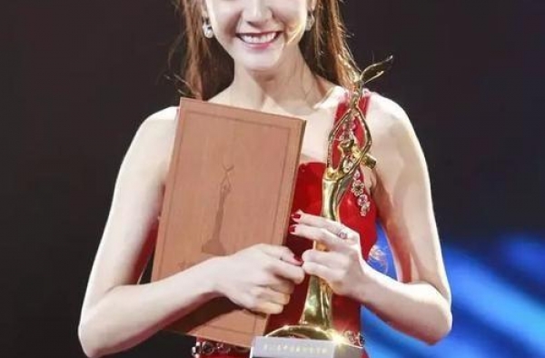 金鹰奖赵丽颖有望二连，赵丽颖王一博遥遥领先，《有翡》要爆啊