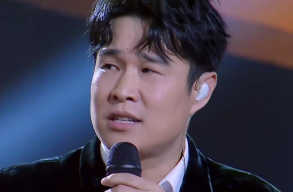 周深助力小沈阳深情演绎，评委高评价周深，小沈阳尴尬了