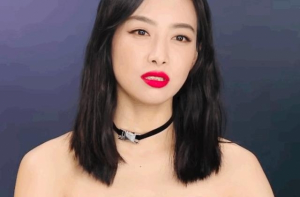 宋茜穿开叉裙，采访时却必须坐在高脚椅上，看清坐姿，网友：服了