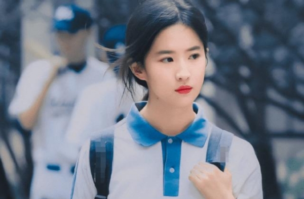 刘亦菲彻底放开，就靠一块“三角布”遮羞，不要“玉女”形象了？