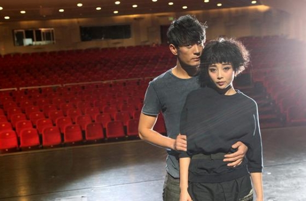他与邓超前女友隐婚2年，大火后离婚，转身娶小10岁师妹狂撒糖