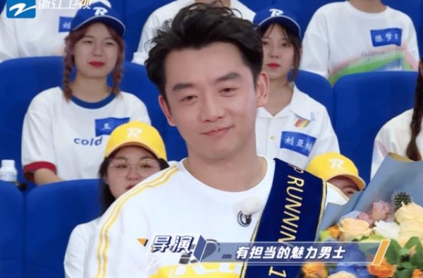 有种＂卑微＂叫郑恺站错位，发现自己咖位不够，慢慢退到最后面