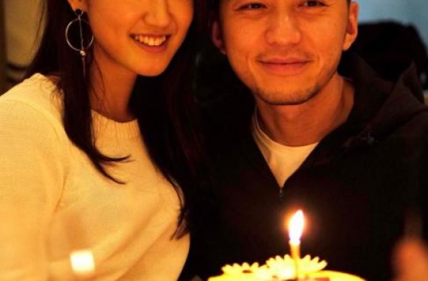 袁伟豪求婚成功！在瀑布旁送大钻戒，小10岁富二代女友身材超好