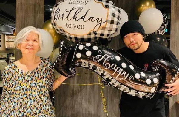 周杰伦晒妈妈庆生照，69岁叶惠美白发满头，网友纷夸赞要听唱片