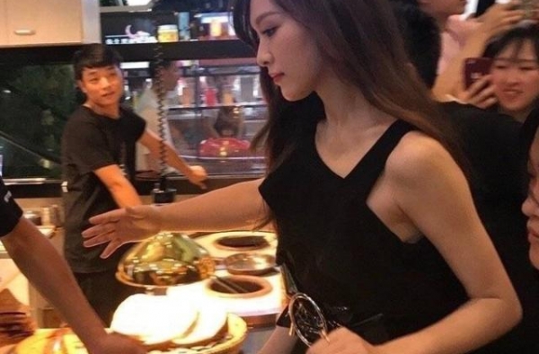 唐嫣在门店被路人巧遇，告别了精修庇护，这腿型我没眼花吧？