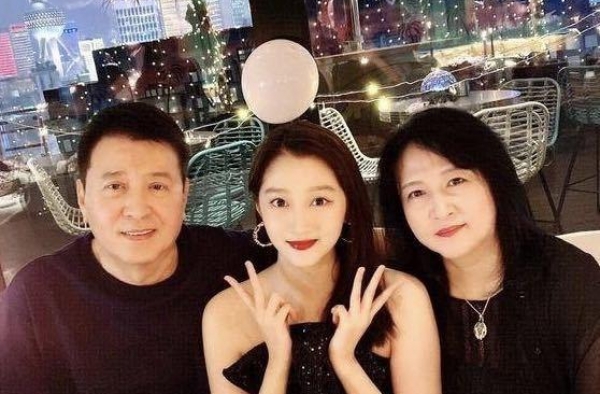 关晓彤跟“蹦迪姐妹”合影曝光，粉衣女孩稳居C位，打扮超贵气