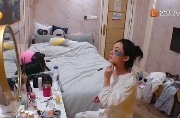 赵丽颖真实的化妆台曝光，年收入4亿的女明星也用这些平价好物