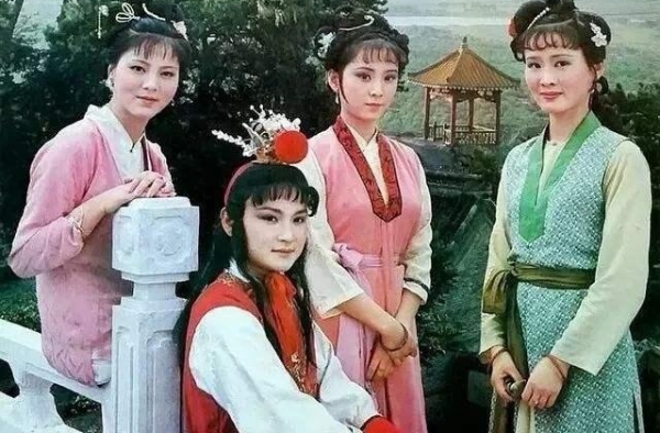 87《红楼梦》为她第一次出场，杨树云花2个小时，仅仅2秒镜头