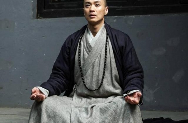 导演弃拍跑路，演员自己出钱执导，差点停播破产，今央视火热播出