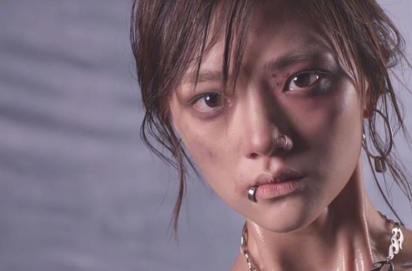 任敏不再是那个柔弱的小女孩了，鼻钉唇钉还有受伤妆，实在太野了