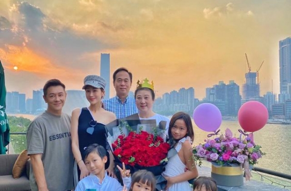 陈浩民一家与岳父岳母拍全家福：岳父比女婿高不少，岳母保养好