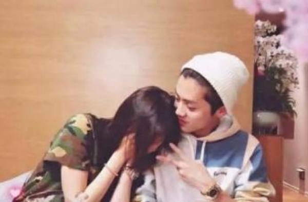 鹿晗连续四年凌晨卡点为女友关晓彤庆生，真恩爱