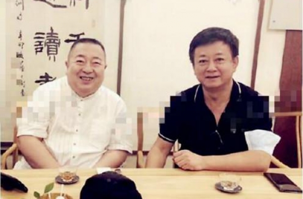 56岁朱军与好友饮茶，细节暴露不讲卫生，靠小商演捞金很开心