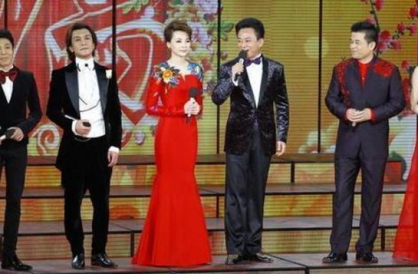 “央视一哥”任鲁豫：娶身价上亿富二代为妻，今儿子成他的骄傲