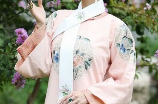 杨颖尝试古装造型，网友：太跳戏，长的再美也有驾驭不了的风格啊