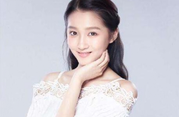 国民闺女关晓彤人设崩塌？穿黑丝袜性感裙和姐妹蹦迪，引网友热议