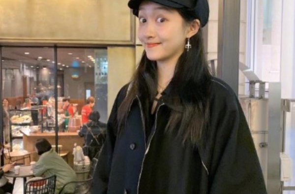 关晓彤圈内人缘遭质疑，生日仅两人发博祝福，与平时表现差别大