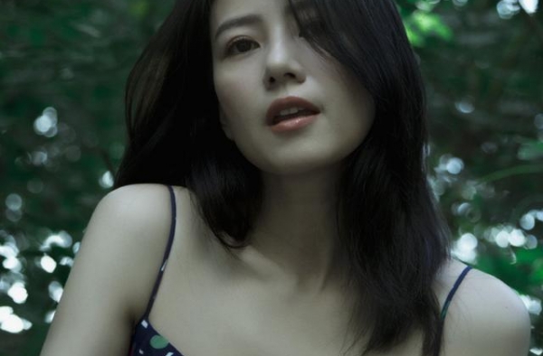 高圆圆精美壁纸：降临到森林里的仙女，浑身都是性感温柔