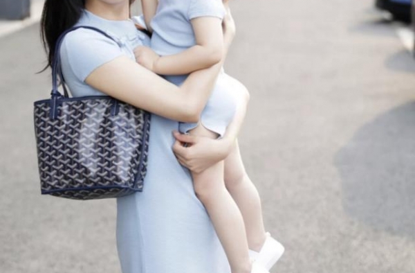 颜值高、身材好、底气足！王智带女儿素颜出街，穿亲子旗袍好清纯