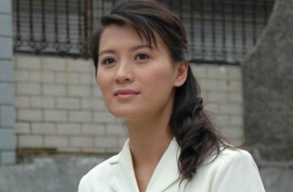 49岁的她优雅大气，父亲是知名导演，丈夫竟是亮剑中的他