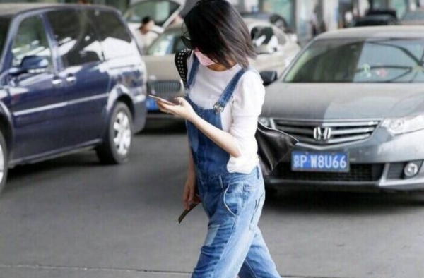 许晴机场私服超减龄，白T恤搭牛仔背带裤，齐肩短发哪像50岁？