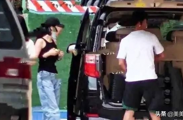 文章新恋情疑曝光，深夜崩溃大哭，美女全程陪伴擦泪