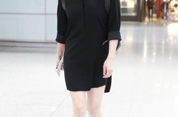 蒋欣这次开挂了？POLO裙配短发青春活力，36岁灵气像小姑娘