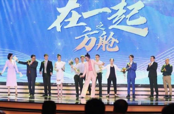 张嘉益改名后首露面，李小冉文艺，陈数脸僵，57岁毛阿敏秀性感