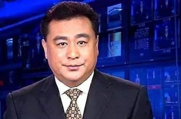 央视金牌主持张宏民：工作17年零失误，如今却因一张照片被嘲笑