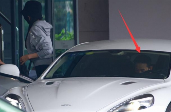 唐嫣产后颜值真抗打！罗晋亲自送她登机，穿卫衣装露出手臂好纤细