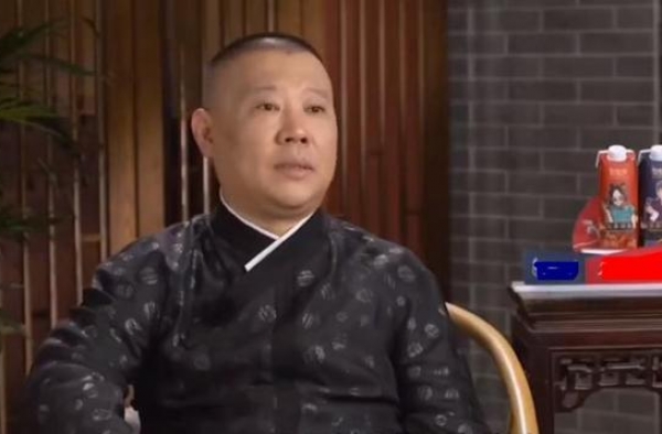 快活似神仙！郭德纲横店与佟丽娅董璇聚餐，侯宝林孙子全程陪伴