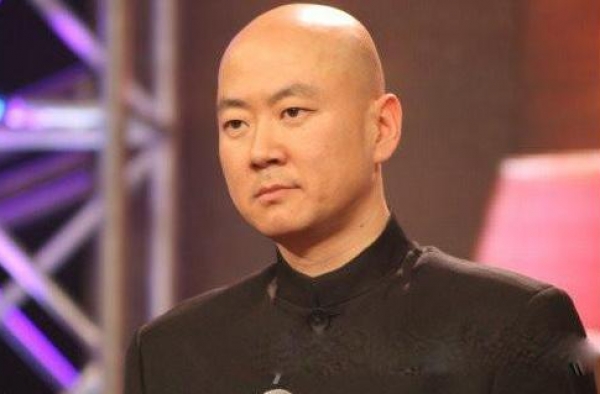 他曾上春晚20次，却因7个字被观众索赔1亿，今53岁沦为网红