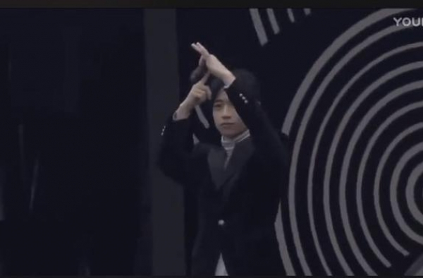魏晨商演现场叫停假唱，发微博称“这是我应该做的”