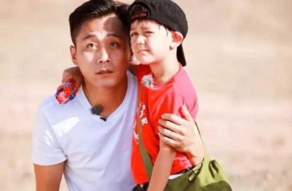 为照顾重病老婆3年不接戏！现妻子苍老无比仍然不离不弃