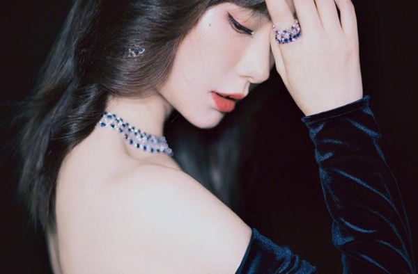 性感狂野的美女御姐戚薇带来烈焰红唇的霸气女王大片