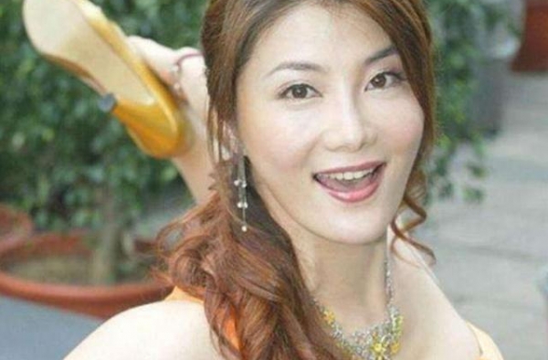 拍戏导致瘫痪的杨丽菁，遭小鲜肉索赔30万，如今被闺蜜坑惨了