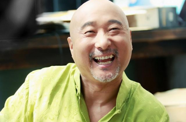 陈佩斯儿子晒俩女儿照片，爷孙三代人样貌神似，网友：基因真强
