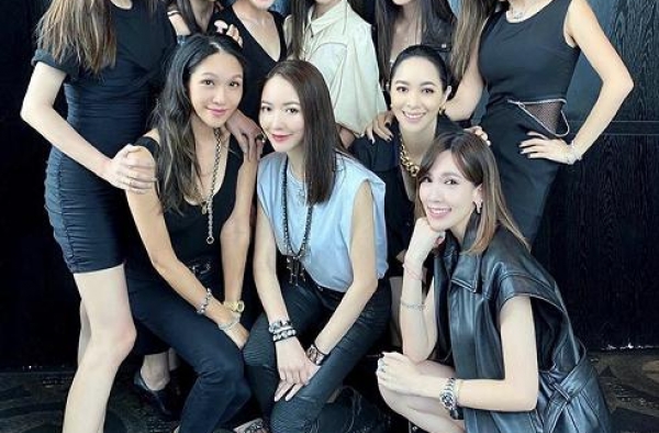 李靓蕾晒贵妇聚会照，侯佩岑稳居C位，陈若仪站边缘穿搭暗藏心机