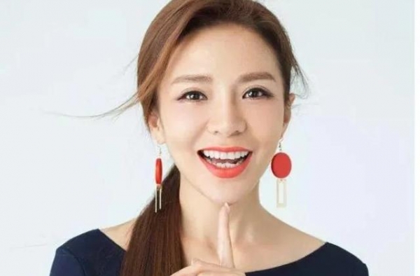 央视一姐朱迅被儿子实力嫌弃：除了美貌，连基本的自理能力都没有