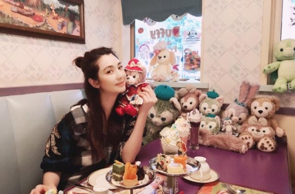 洪欣撇下张丹峰和子女闺蜜同游，母子三人颜值太高共用一张脸