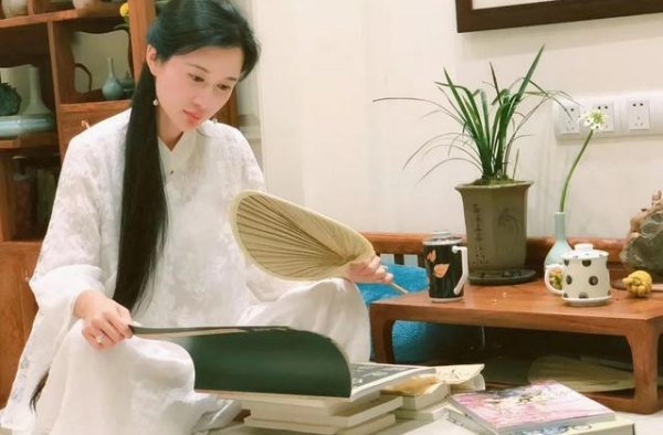 张纪中妻子公开豪宅内景如古装剧现场，拍全家福和老公温情对视