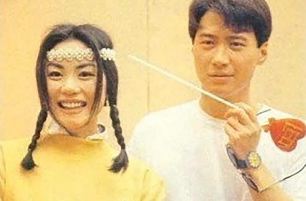 无法重拍的瞬间，吸烟的梅艳芳 打乒乓球的翁美玲扭秧歌的张国荣
