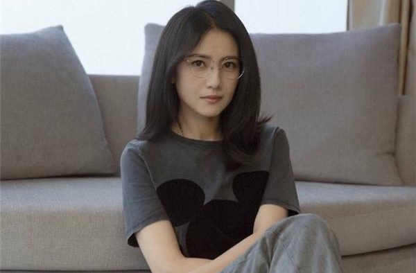 女神高圆圆生图曝光，披发回眸太惊艳，网友却一直cue秦霄贤