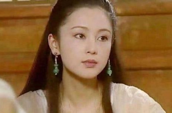 陈红罕见素颜亮相，身材发福皮肤松弛显憔悴，“最美貂蝉”也老了