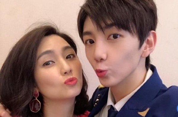 洪欣风波后终于高调现身，剪款短发显小20岁都不止，美回18岁