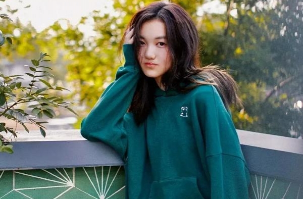 有种“继承颜值”叫李嫣长大，染回黑发后，终于像王菲亲生的
