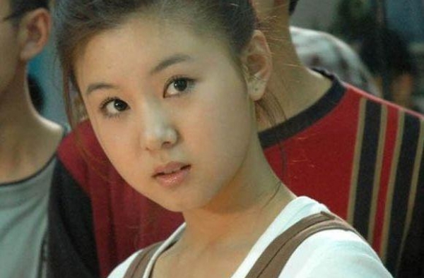 她是冯巩“女儿”今33岁长了一张少女脸，老公因宠爱从不拍吻戏