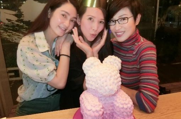 洪欣晒与好友聚会照：蔡少芬对镜扮酷，却被李亚男的表情抢镜