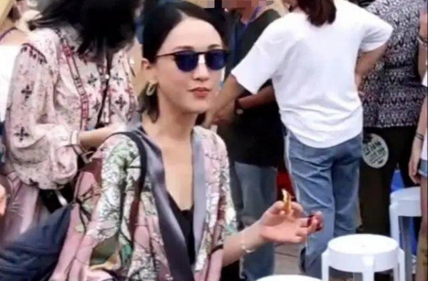 以“灵气”出道的周迅，如今却遭全网吐槽，她是如何跌下神坛的？