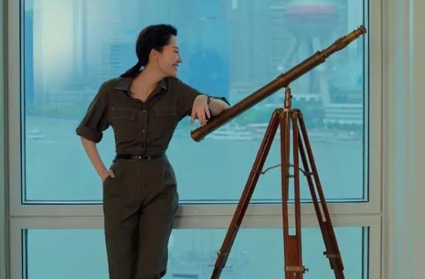 许晴终于不强凹造型，一身运动装活力蓬勃高级，50岁也有少女感